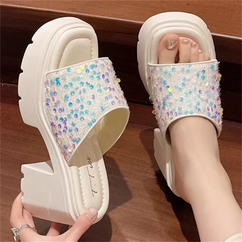 

Женские босоножки на массивном каблуке, разные цвета