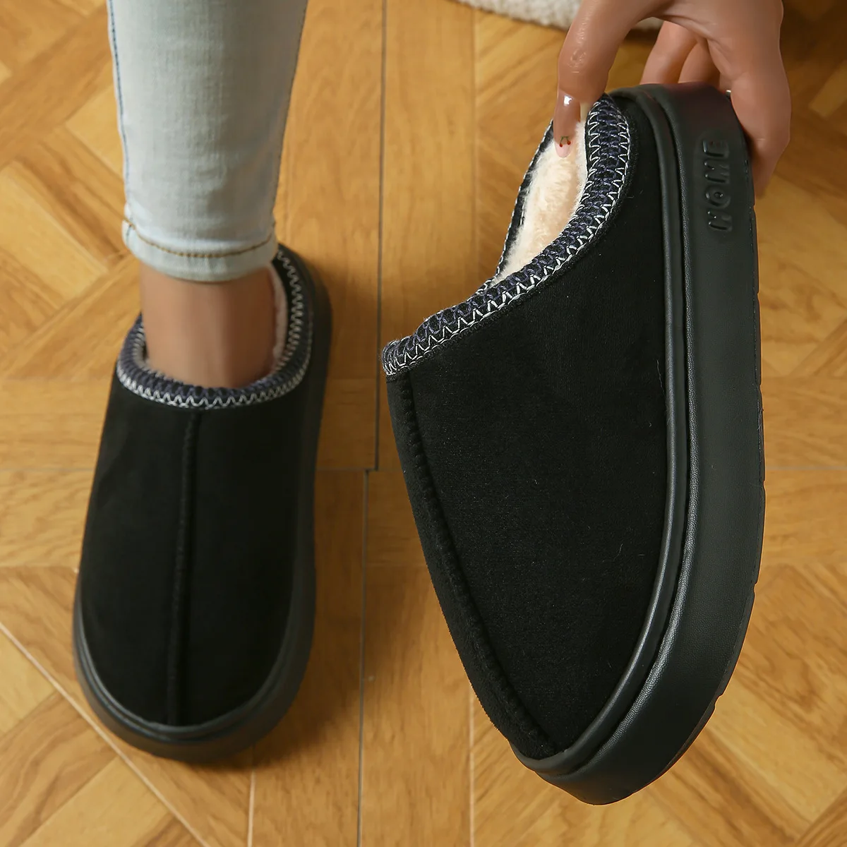 شبشب منزلي للزوجين عالي الجودة بلون سادة جديد من جلد الغزال الصناعي، نعل سميك، غير قابل للانزلاق، خفيف الوزن، دافئ من القطن للنساء