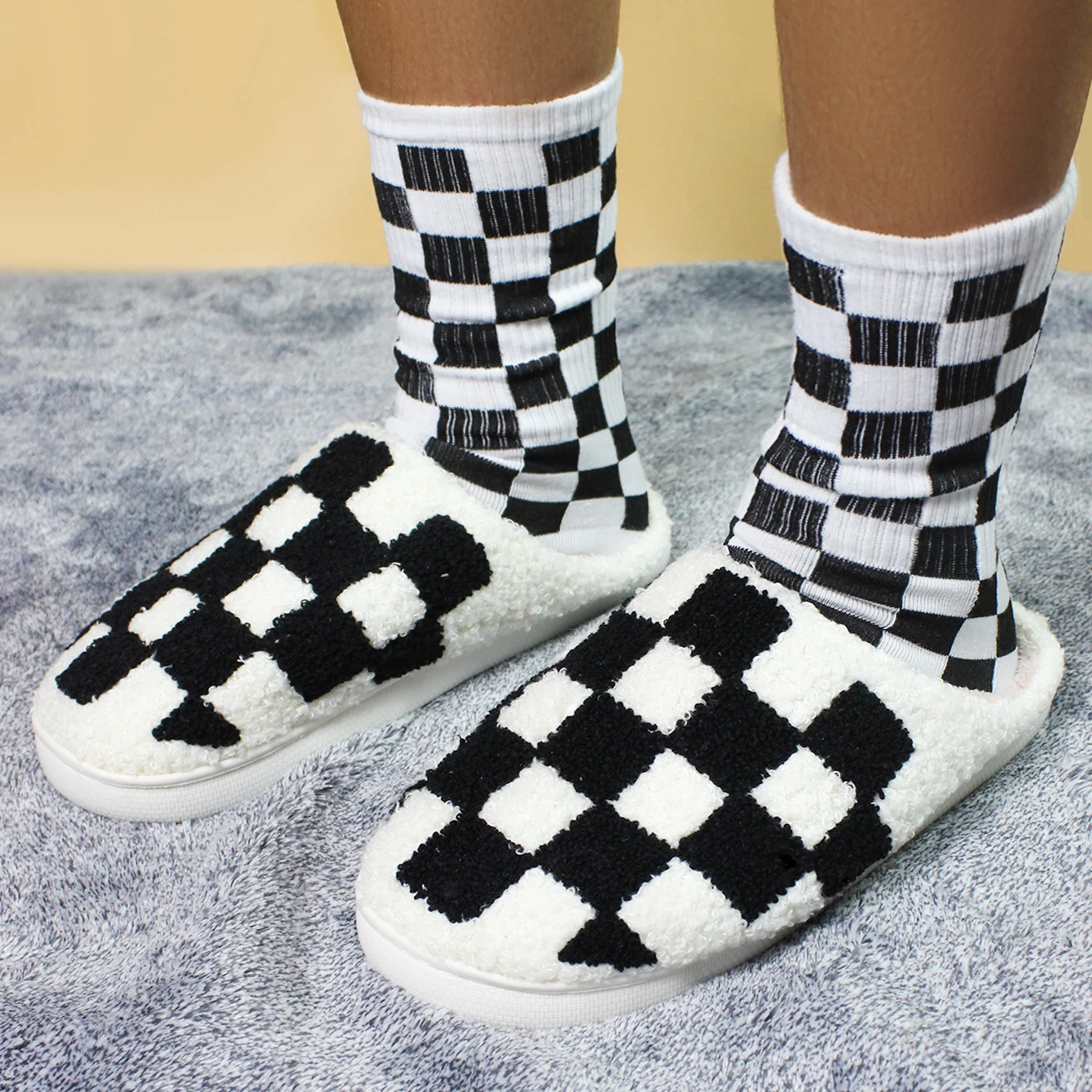 

Come with Sock Winter Checkerboard Love Pattern Women House Couples Slippers Fluffy Slides Embroidery Warm Ladies Cotton Shoes