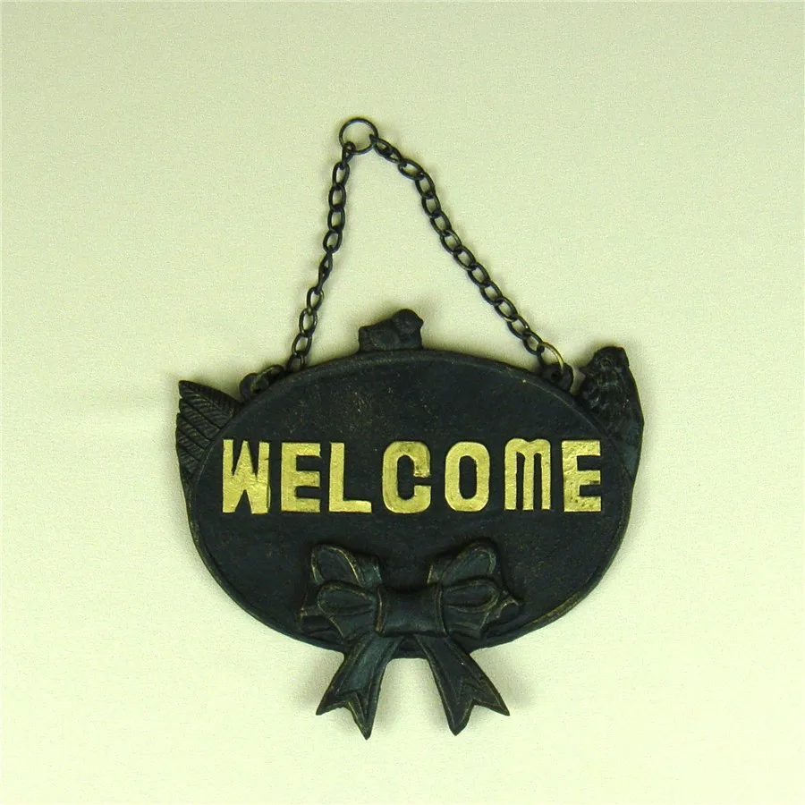 

Funny Metal Hen and Chick Figurine Welcome Slogan Door Hanging Metal Bowknot Greeting Tablet Craft for Pub and Restaurant Decor