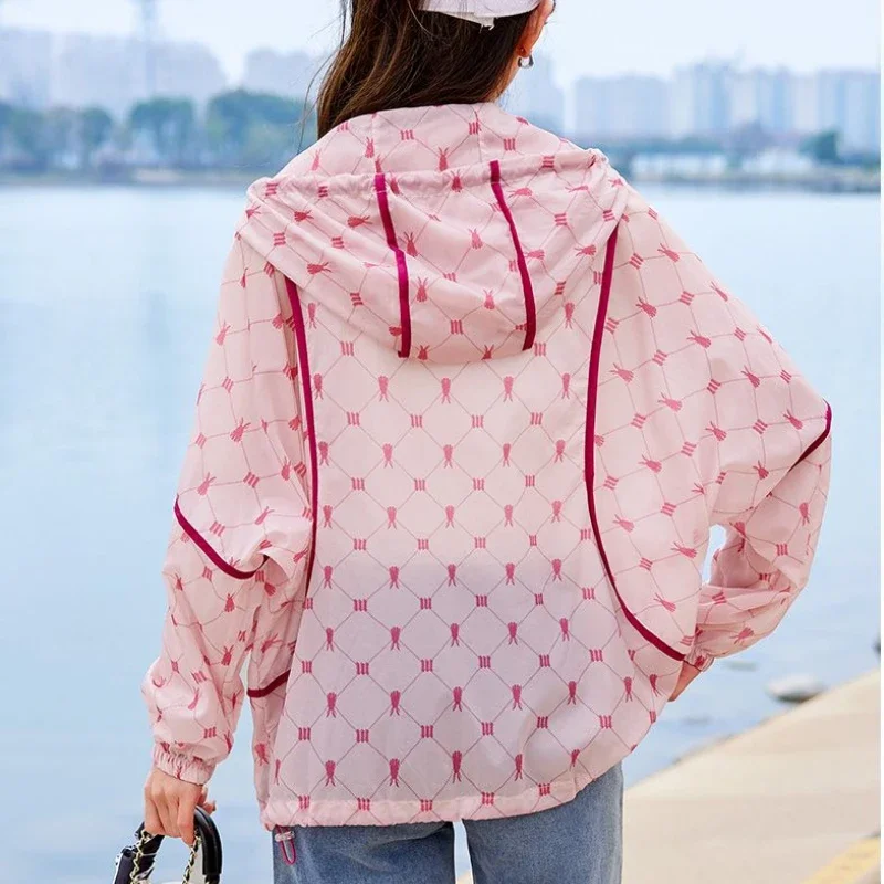 Рисунок 3 - Куртка женская с капюшоном и длинным рукавом