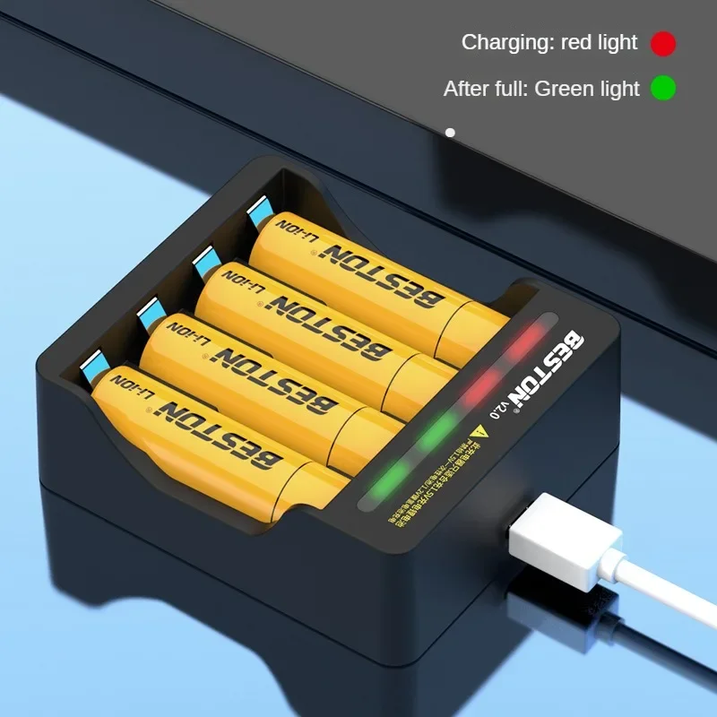 Chargeur de batteries rechargeables AA AAA 4 emplacements, connecté à un adaptateur secteur via USB Micro, piles en charge.