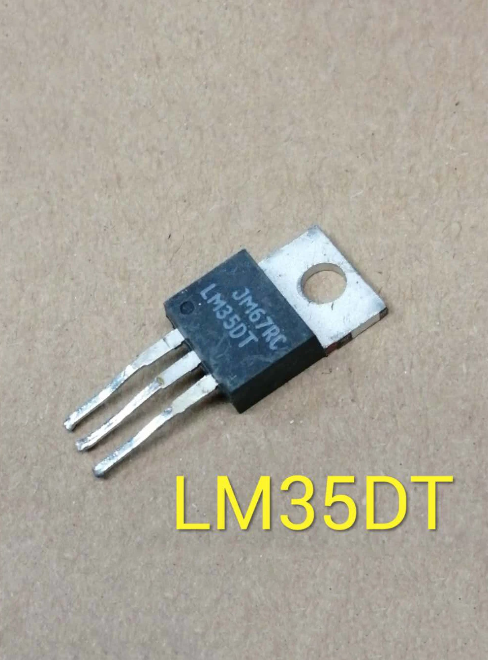 

Датчик температуры LM35DT TO-220 100%