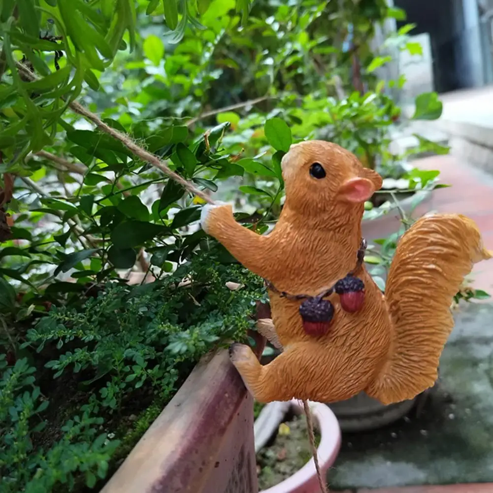 

Climbing Animal Pendant Realistic Monkey Squirrel Shape Tree Hanging Figurine For Outdoor Decoration