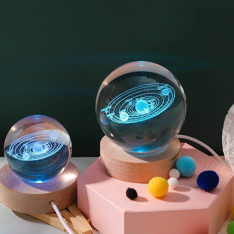 VOSSOT Sfera di cristallo 3D con motivo Saturno, 6cm 3D Saturno Sfera di Cristallo Luce, Notte per Bambini Palla di Vetro Lampada, LED a luce colorata, base in legno, Decorazione in Cristallo