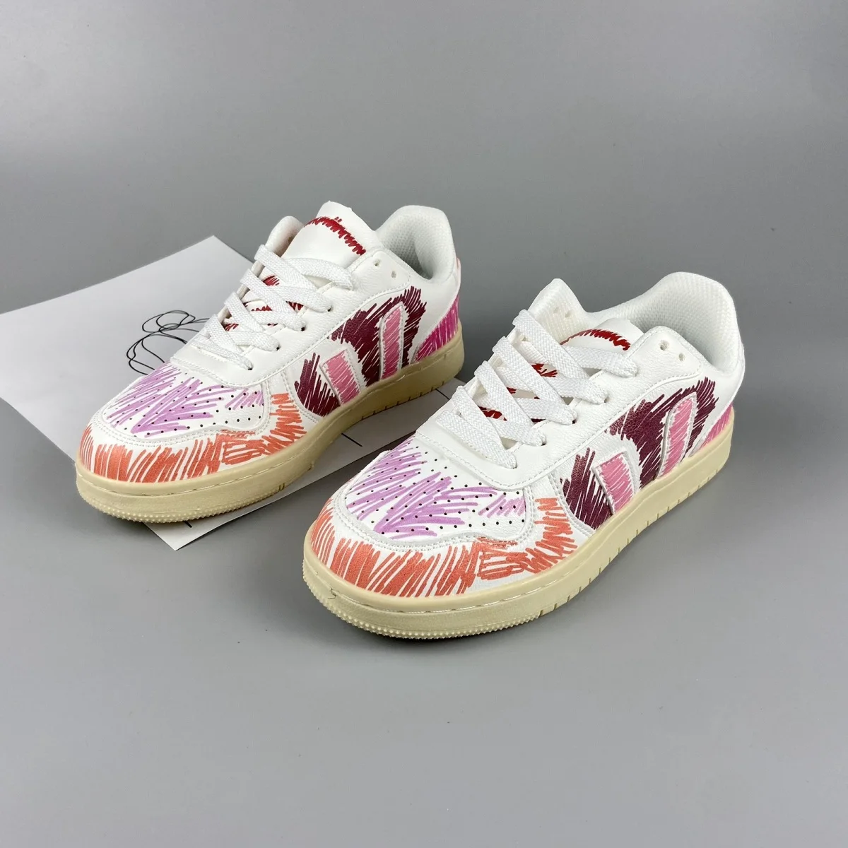 

New Hand-painted Graffiti Little White Shoes for Men and Women's Casual Board Shoes, Breathable Sports Shoes, Couple Shoes