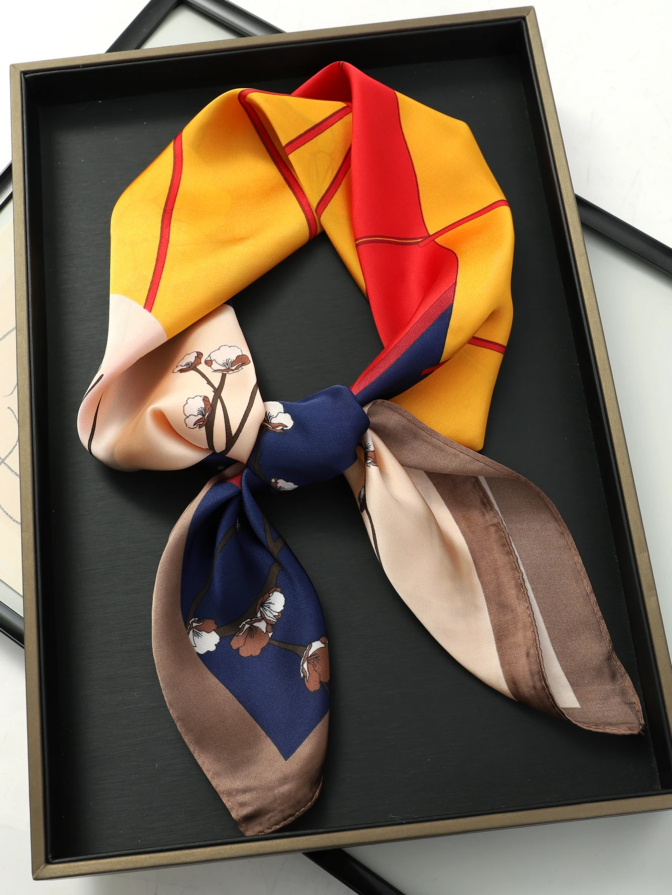 thumbnail image 1 of Bufanda de seda cuadrada de diseño de moda 2022 para mujer, banda para el pelo estampada, pequeños chales de satén, pañuelo para el cuello, diademas femeninas, bandana, 1 of 5