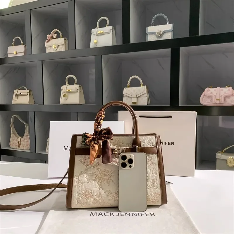 حقيبة حمل فاخرة وعتيقة مع طباعة رقيقة وألوان متباي...