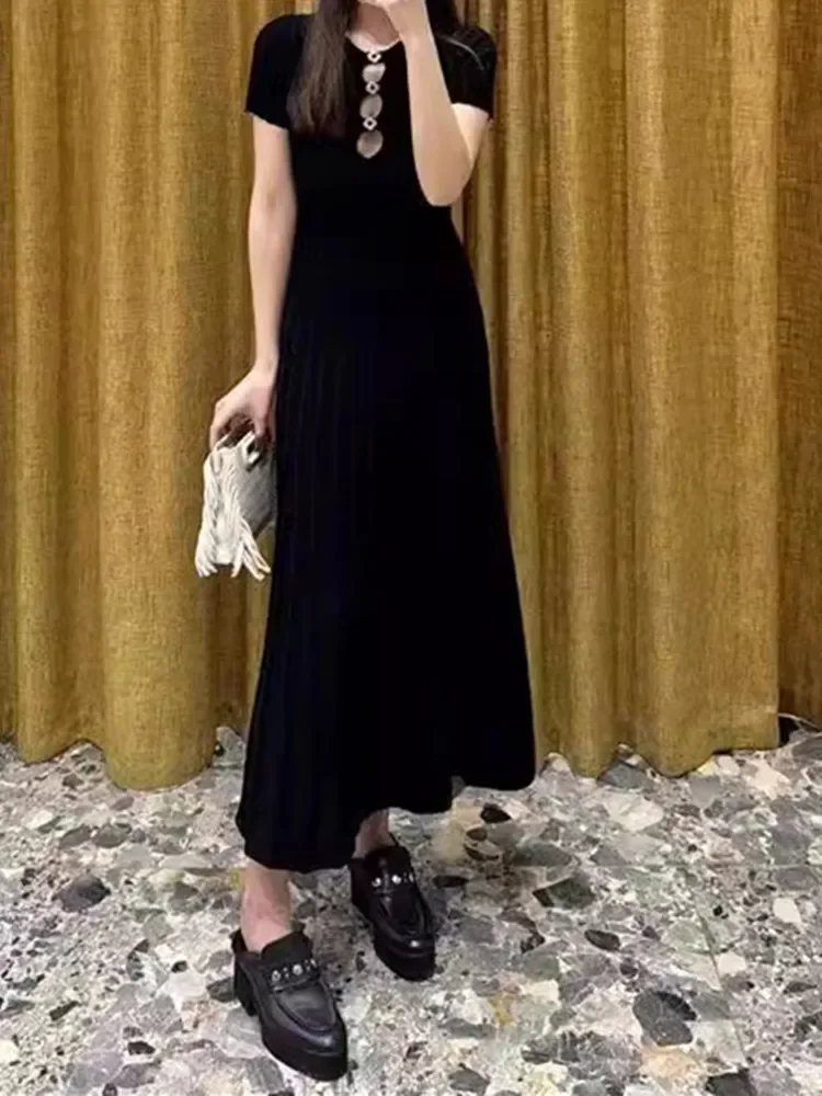 

Женское трикотажное платье с коротким рукавом, черное облегающее платье миди с металлическим украшением и круглым вырезом, лето 2024