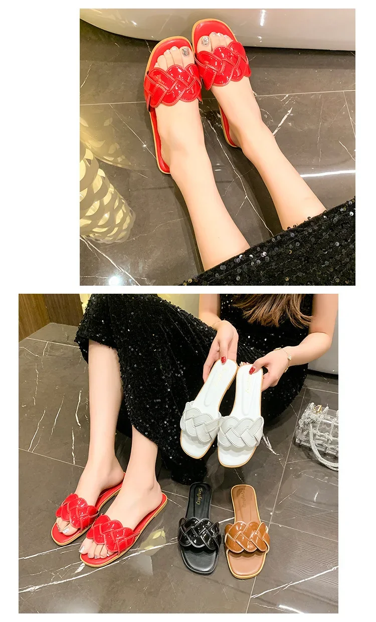 صيف 2025 جديد المرأة النعال الصيف ساحة تو حذاء مسطح المرأة نسخة واسعة النعال الصنادل في الهواء الطلق اليومية حذاء كاجوال