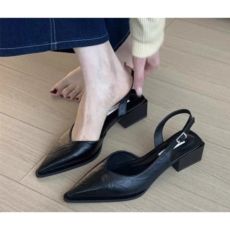 รูปสินค้า รองเท้าสตรีทแฟชั่นส้นเตี้ย ใส่สบายสำหรับฤดูร้อน