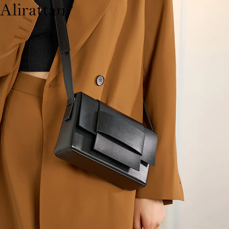 

Alirattan 2022 Messenger Bag Neutral Soft Leather Woven Small Square Bag Design Shoulder Cowhide Women's Bag Bolsa Feminina