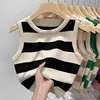 بلوزة نسائية صيفية موديل 2025 بدون أكمام على الموضة الخارجية على الطراز الكوري متعددة الاستخدامات مخططة ضيقة قطع علوية نسائية قصيرة
