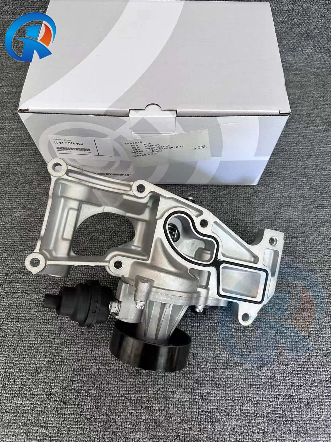Cooling water pump and bracket assembly for BMW G30 G31 G38