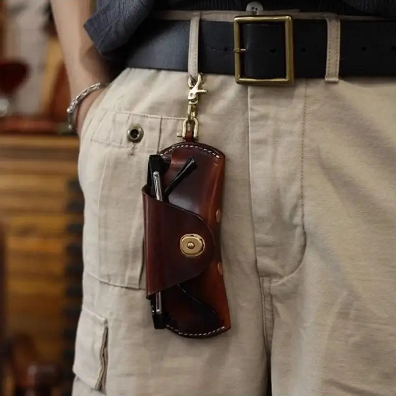 Unisex Retro Brillenetui aus PU-Leder zum Umhängen, tragbares Brillenetui mit Umhängeband, einfache handgefertigte Brillenaufbewahrungsbox – Detail 4