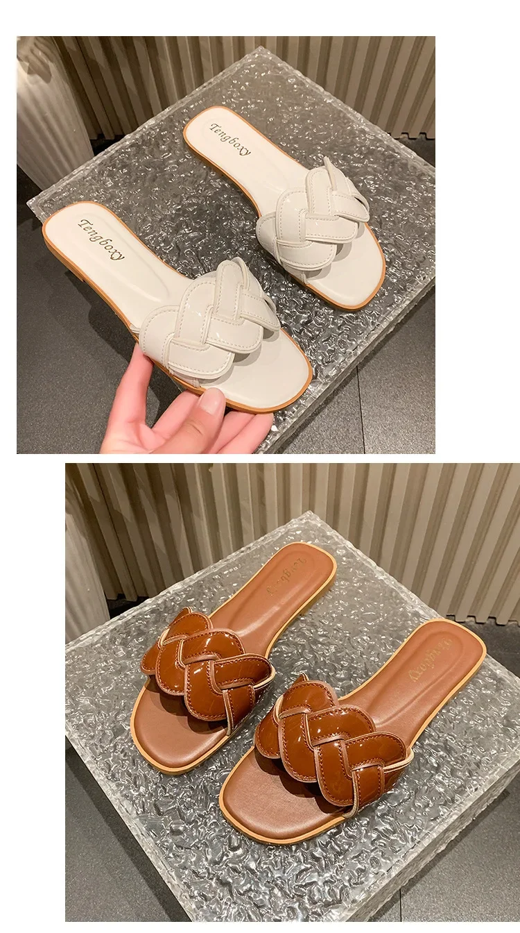 صيف 2025 جديد المرأة النعال الصيف ساحة تو حذاء مسطح المرأة نسخة واسعة النعال الصنادل في الهواء الطلق اليومية حذاء كاجوال
