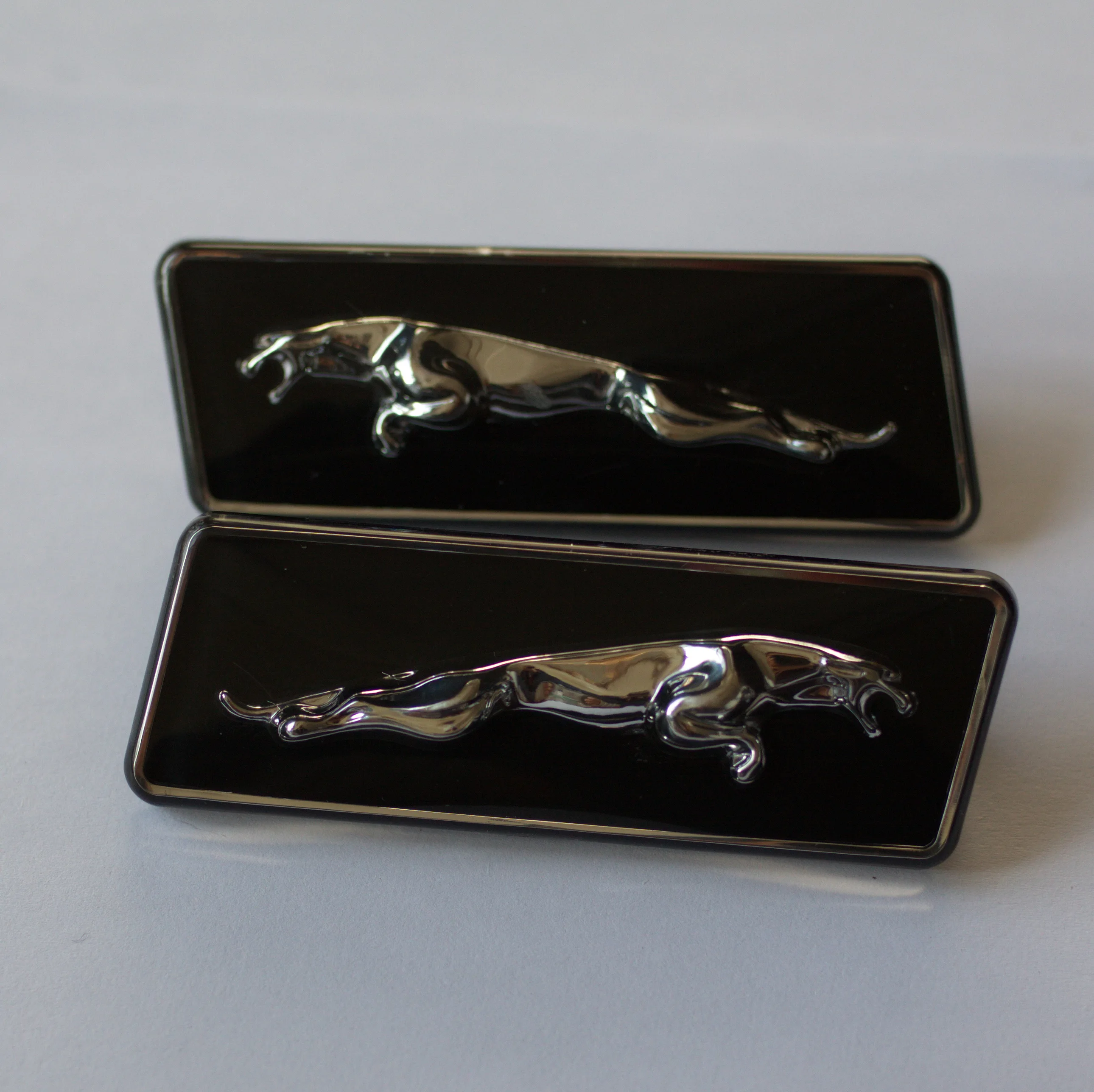 Coppia Di Distintivi Per Ala Anteriore Per Jaguar 1,2,Xj6, Xj12 Bd35865 E Bd35866