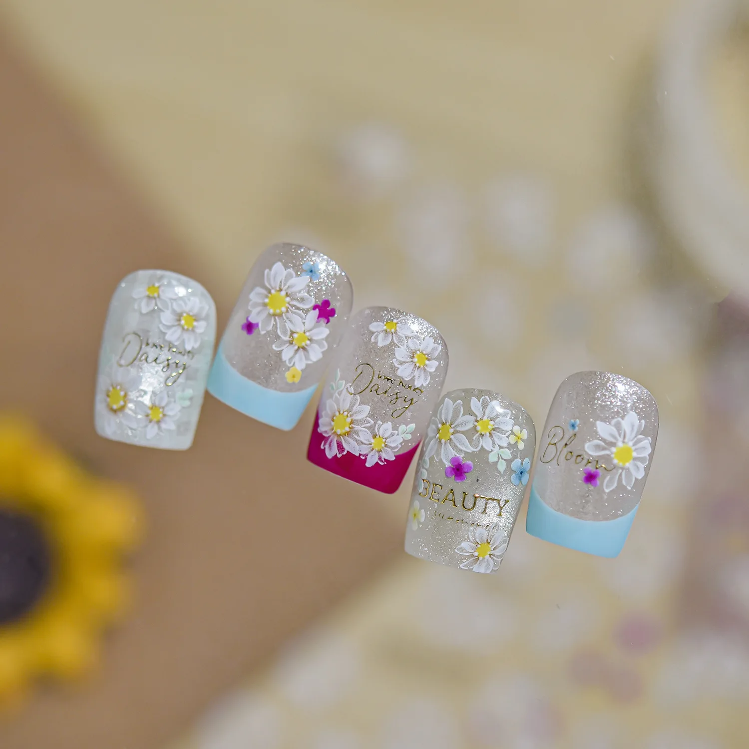 5D 꽃 네일 스티커 다채로운 데이지 꽃 금색 글자 패턴 자체 접착식 봄 네일 아트 용품 DIY 매니큐어에 적합