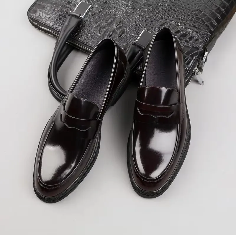 Patent leather pedal, leather loafers, cowhide men's shoes, business men's shoes. Thick bottom gloss