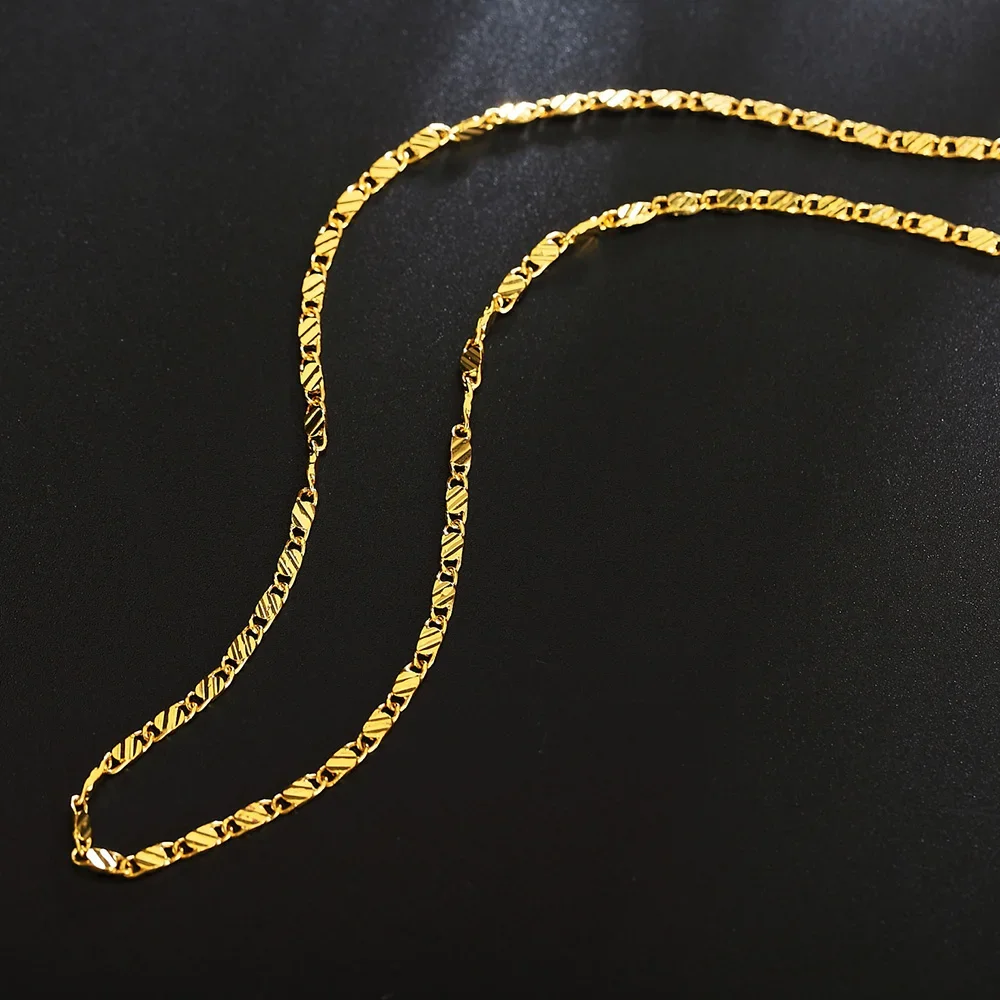 Fashion 18k Gold Necklace close-up
