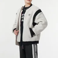 Adidas a recouvert la veste de survêtement décontractée et ample en laine d'agneau des deux côtés du modèle IX4214. 1