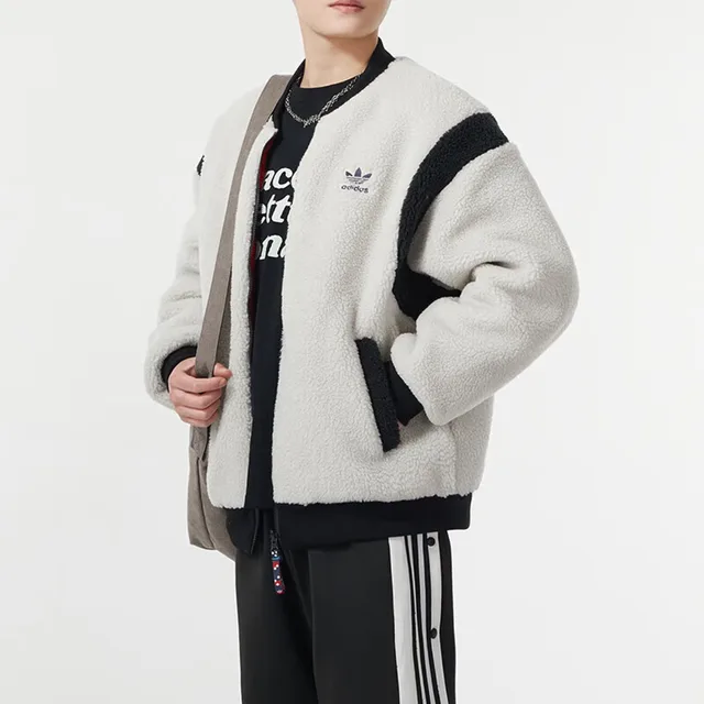 Adidas a recouvert la veste de survêtement décontractée et ample en laine d'agneau des deux côtés du modèle IX4214. 1