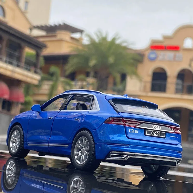 1:32 AUDI Q8 SUV Alloy Car Model Diecast Metal Vehicles Car Model Collection High Simulation Sound and Light Childrens Toys Gift 4