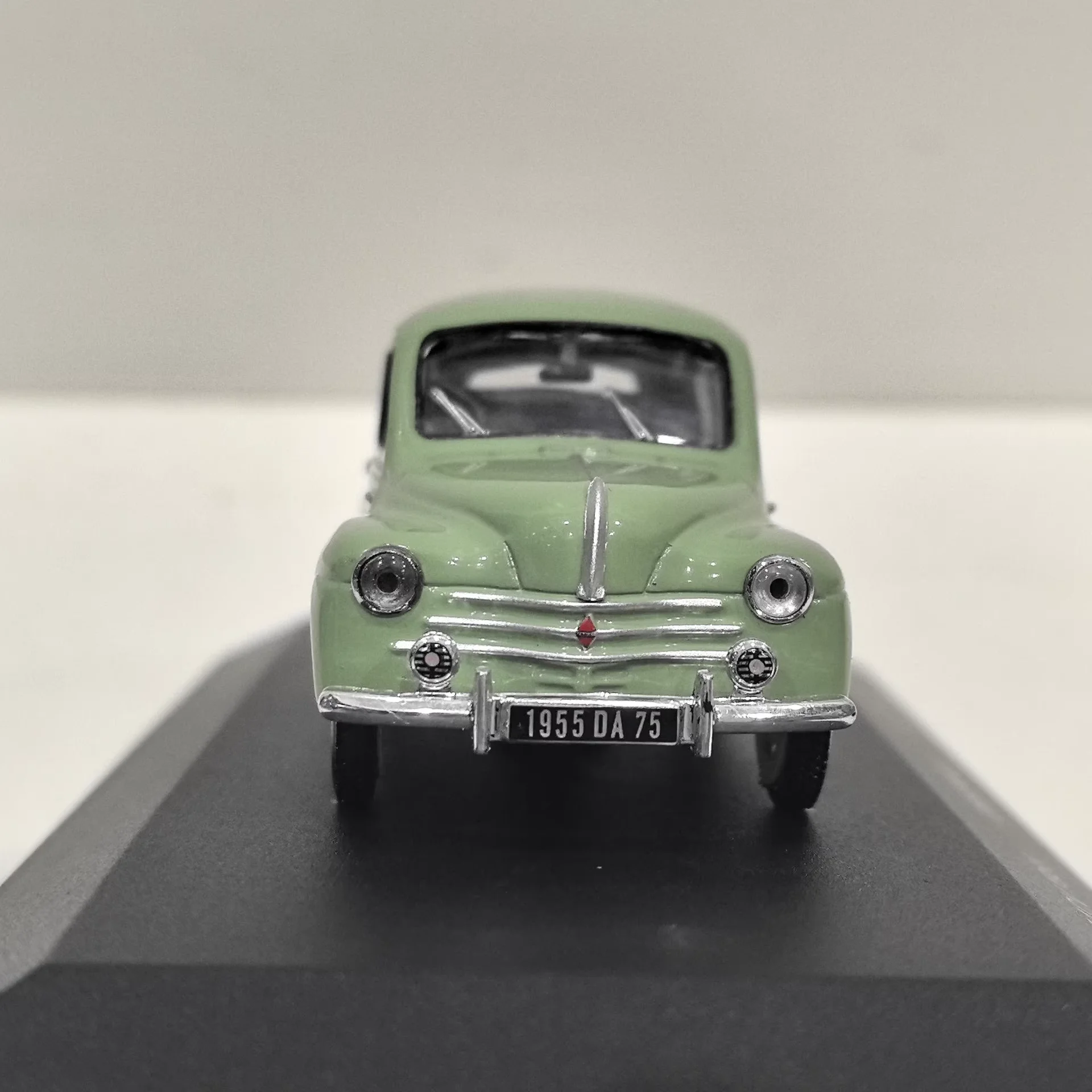 Miniature IXO 1/43 – Renault 4CV Gazoline – Rouge Et Blanc – Occasion