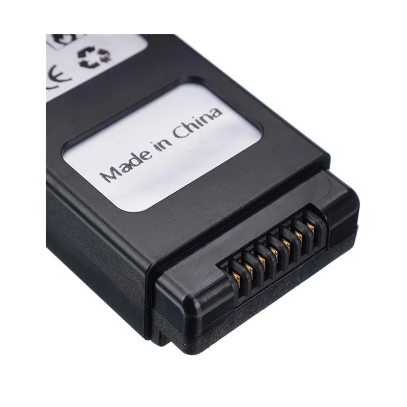 Batterie drone 7.4V 2200mAh avec chargeur, autonomie prolongée, maintenue dans une main.