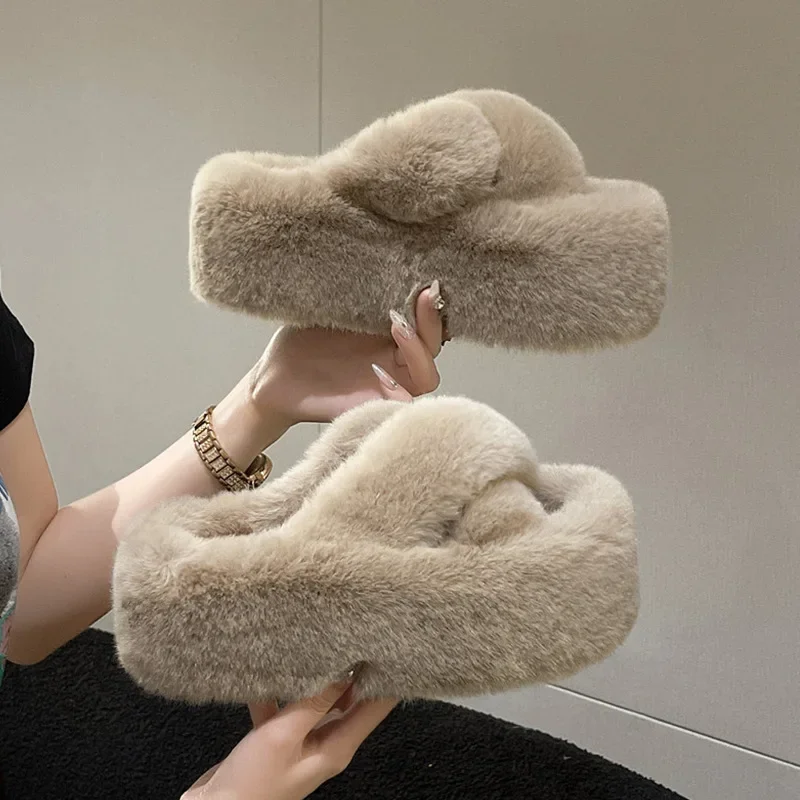 

Женские меховые роскошные пушистые плюшевые тапки, домашние мягкие пушистые домашние повседневные зимние теплые домашние тапки на высоком каблуке ZJ87