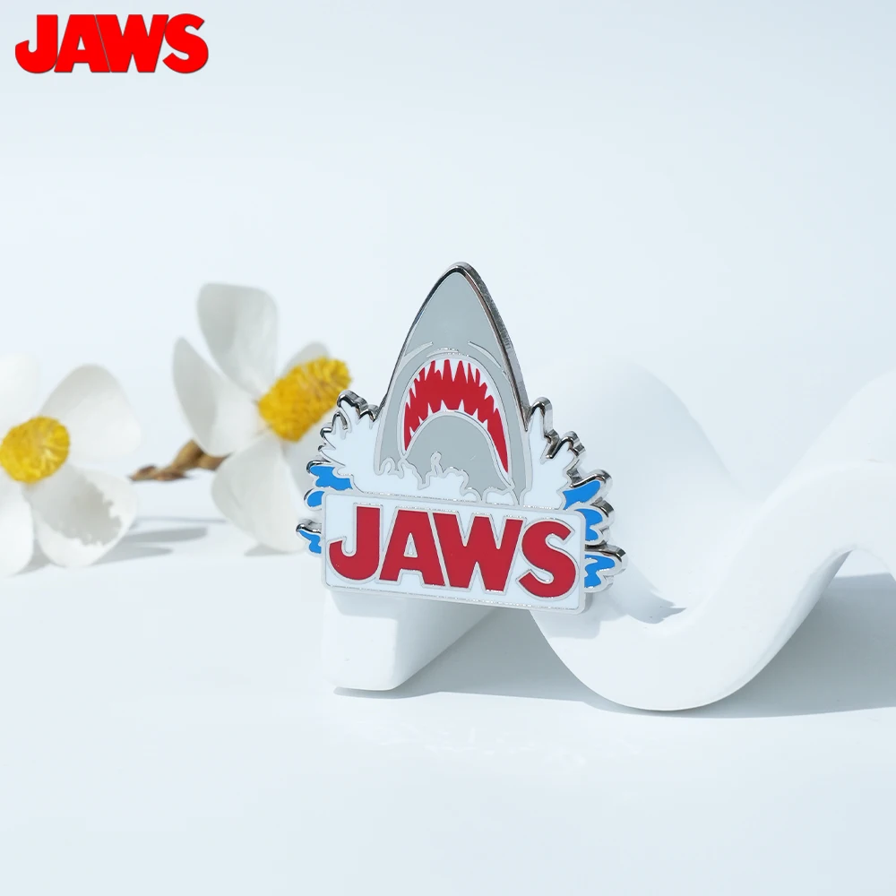 1PC JAWS 공식 라이선스 아연 합금 에나멜 핀 상어 디자인 참신한 장식품 재킷 라펠 핀 애니메이션 백팩 수집품