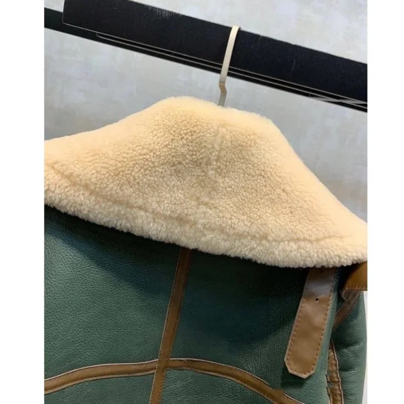 Рисунок 6 - Модная зеленая короткая куртка