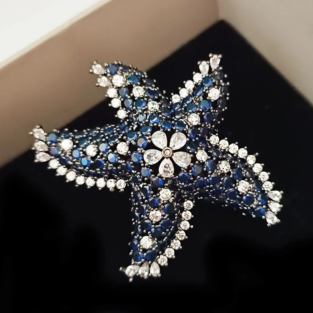 High Grade Copper Inlaid Zirconium Starfish Brooch Exquisite Red Green Blue Zircon Pentagram Coat Coat Suit Accessories Pin