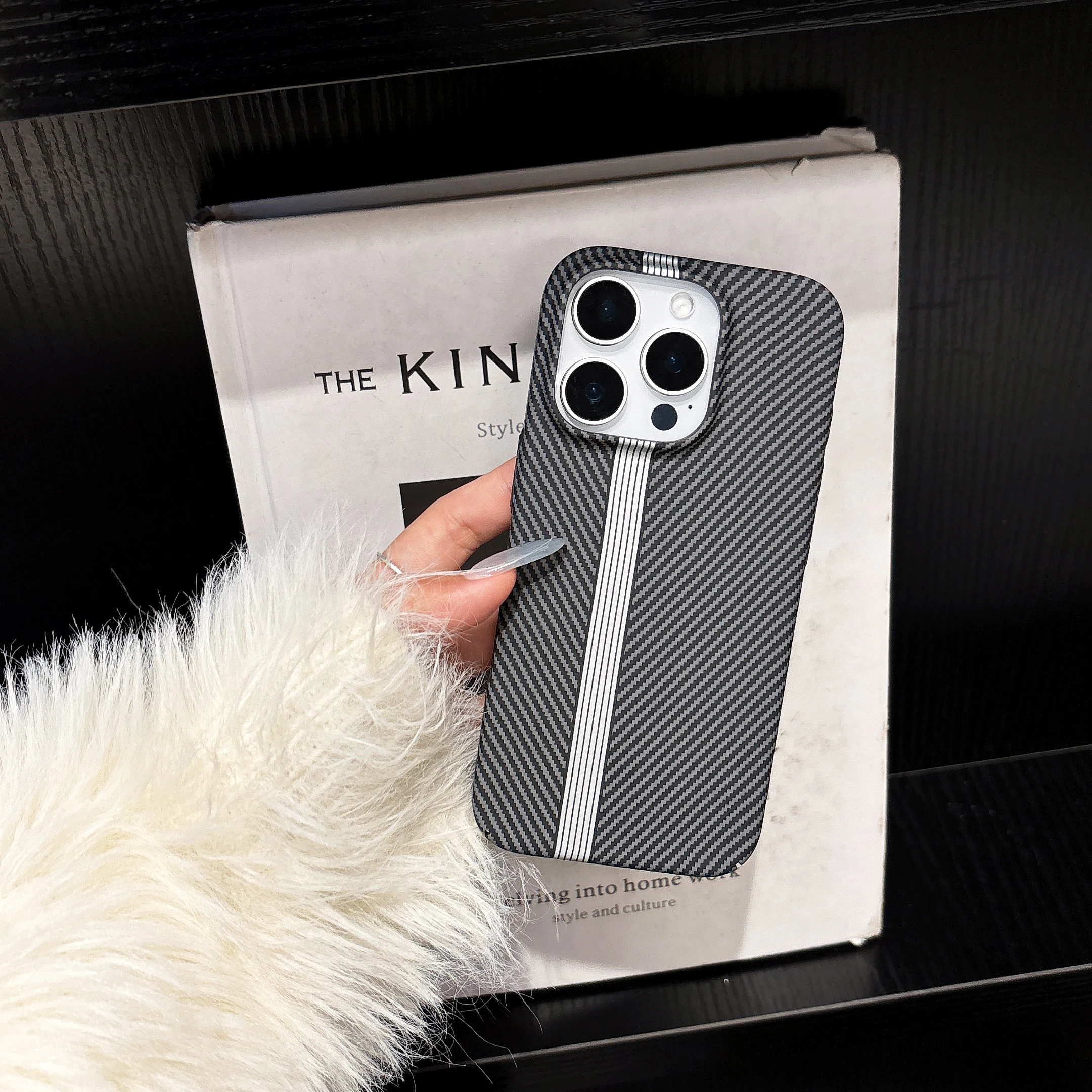 Sleek Carbon Fiber Texture Matte Shockproof Bumper Case - Slim Hard Back Cover