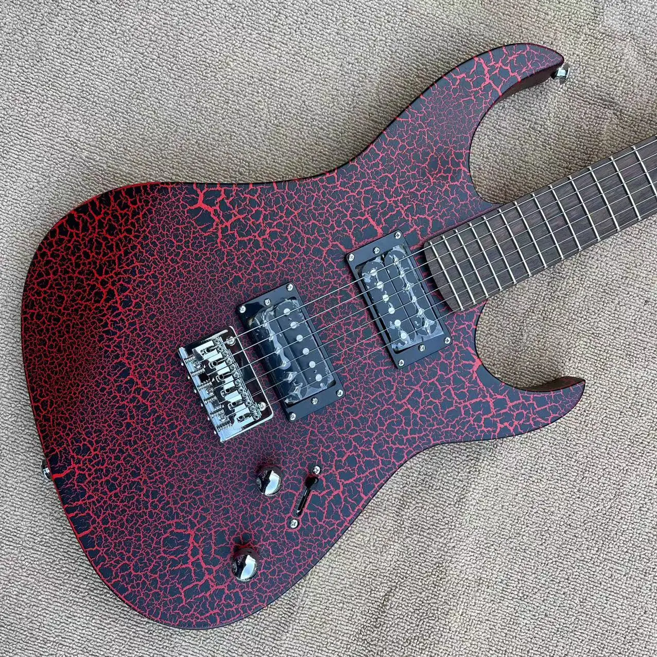 

Exploding split electric guitar, red body, black bursting, double open cartridge, single swing chord plate, 2 volume wrenches+1