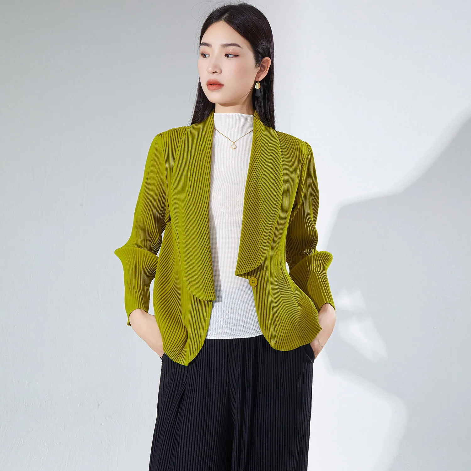 

2023 new short coat autumn women's fashion large lapel pleated top