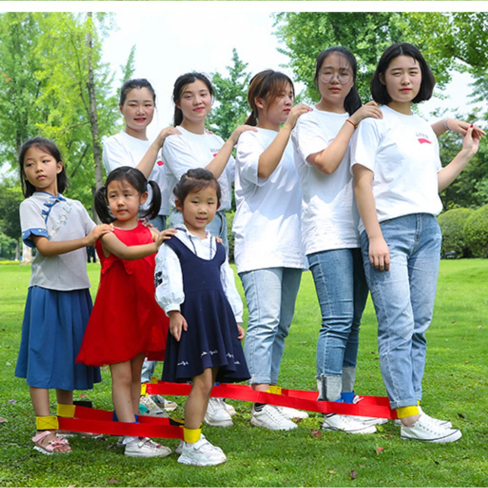 Grupo de niños, juegos al aire libre, juguetes deportivos, pasos gigantes, construcción de grupos, entrenamiento divertido, equipo de adultos, equipo interactivo de competición