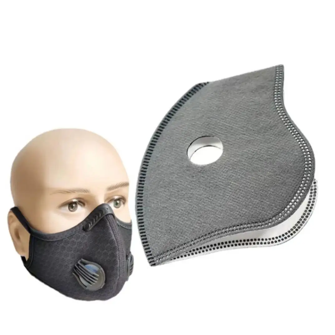 Portrait d'une personne portant un masque en tissu réutilisable, protection quotidienne confortable.