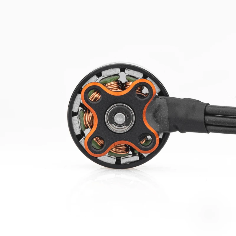 Micro moteurs brushless 1103 KV11000 avec câbles de signal et connecteurs, prêts à être installés sur un drone