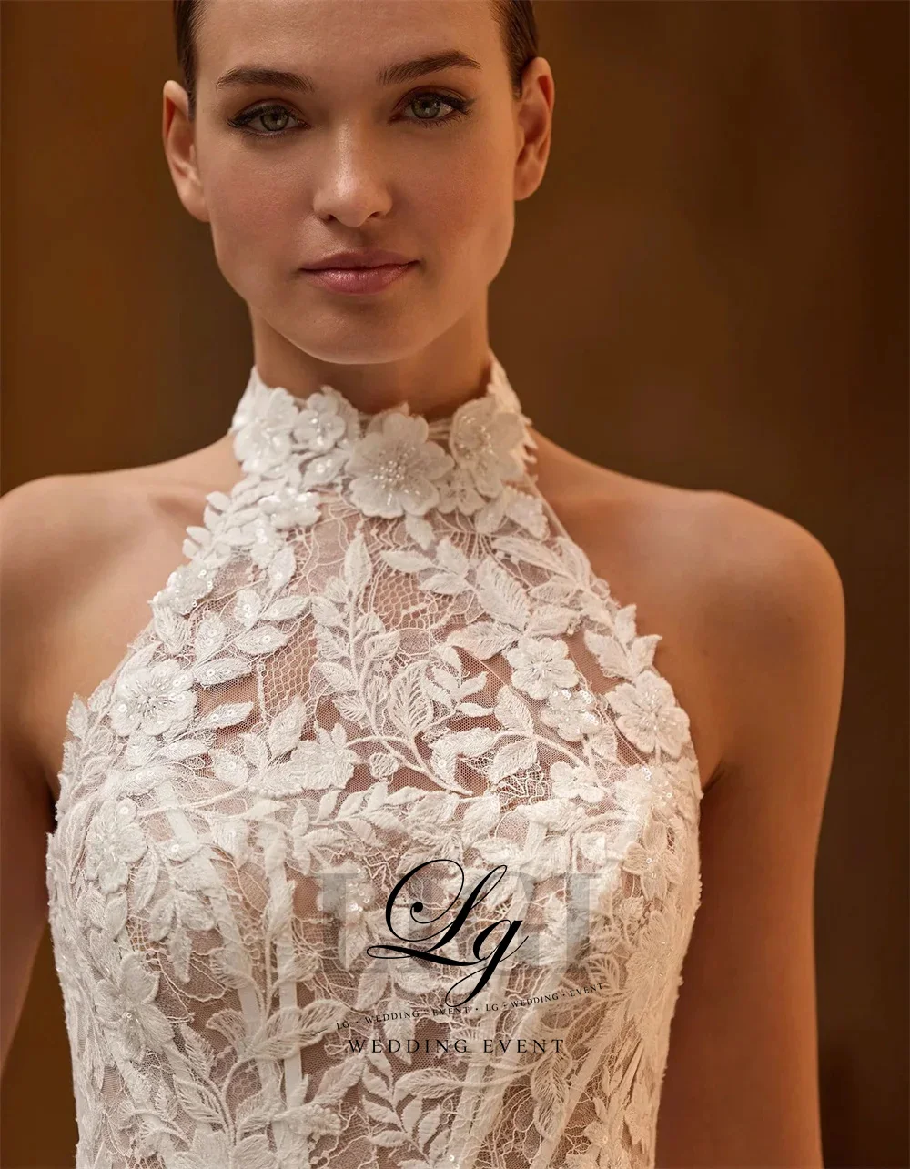 Abito da sposa LIGI elegante in raso avorio senza maniche con scollo all'americana e fiori 3D, personalizzabile, linea ad A, lunghezza a terra, con strascico in pizzo - immagine 3
