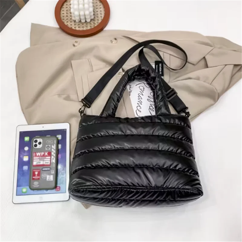 Stylish Durable Women's Tote Bag, Adjustable Crossbody Strap, Zipper Shoulder Bag for Winter Commuting Christmas Gifts Outings