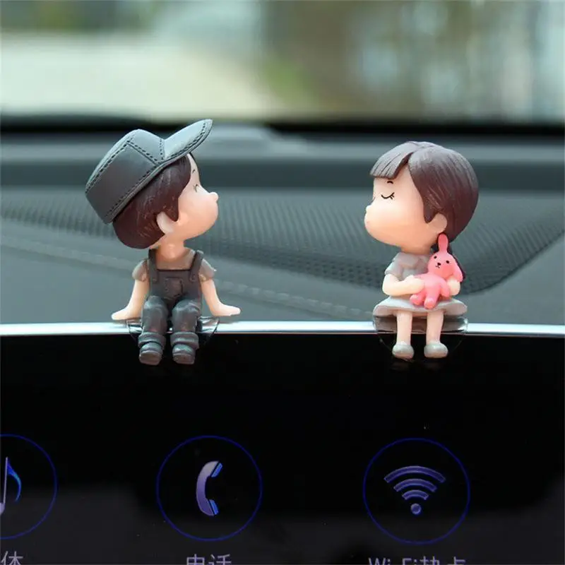 thumbnail image 1 of Preciosa pareja de niños y niñas, decoración para coche, linda figura de acción besándose, tablero de instrumentos del coche, decoración interior de la habitación del hogar, regalo de cumpleaños, 1 of 5