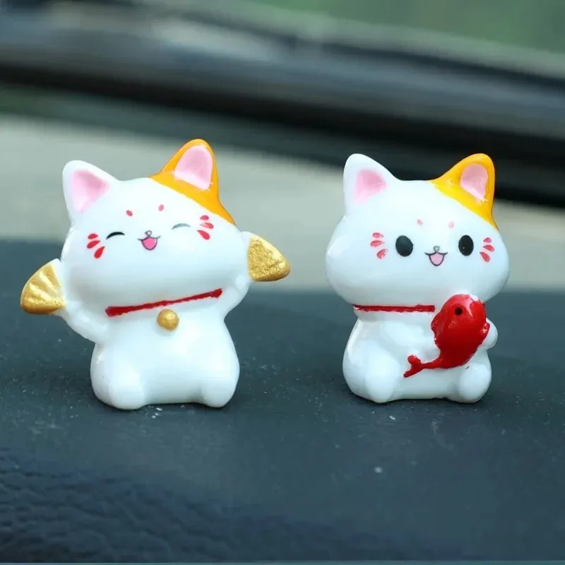 Lucky Cat Car Ornament Resin Crafts Dashboard Decor for Auto Interior Office Desk Home Decoration Cute Decoration DIY Gift