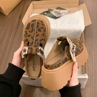 Nouvelles sandales mules à plateforme épaisse pour femmes, en faux daim imprimé léopard, avec bride à boucle, bout rond, style décontracté, pour l'été 5