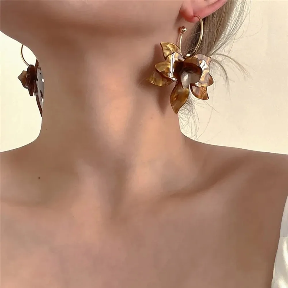 2025New Trendy White Brown Resin Flower Hoop Earrings for Women Fashion Gardenia Earings Statement Jewelry Wholesale