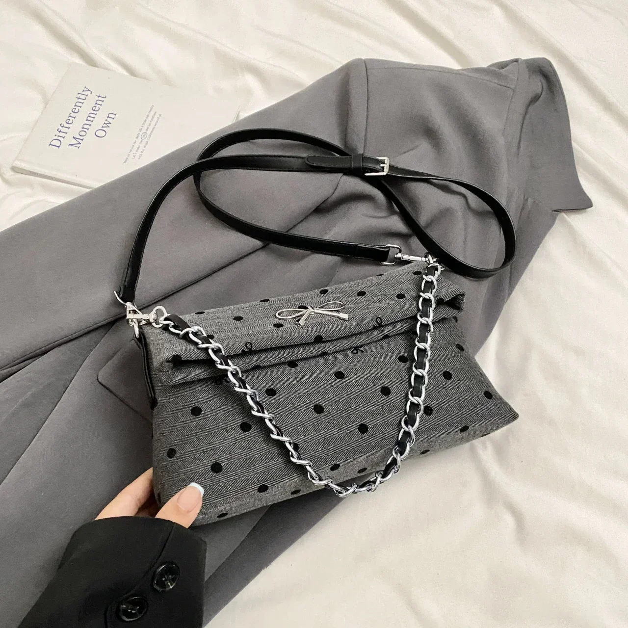 thumbnail image 1 of Bolsos de mano de diseñador de lujo de gran capacidad para mujer, novedad de 2024, bolsos cruzados de hombro suaves con cadena de moda, bolsos con lazo y lunares, bolsas para mujer, 1 of 5