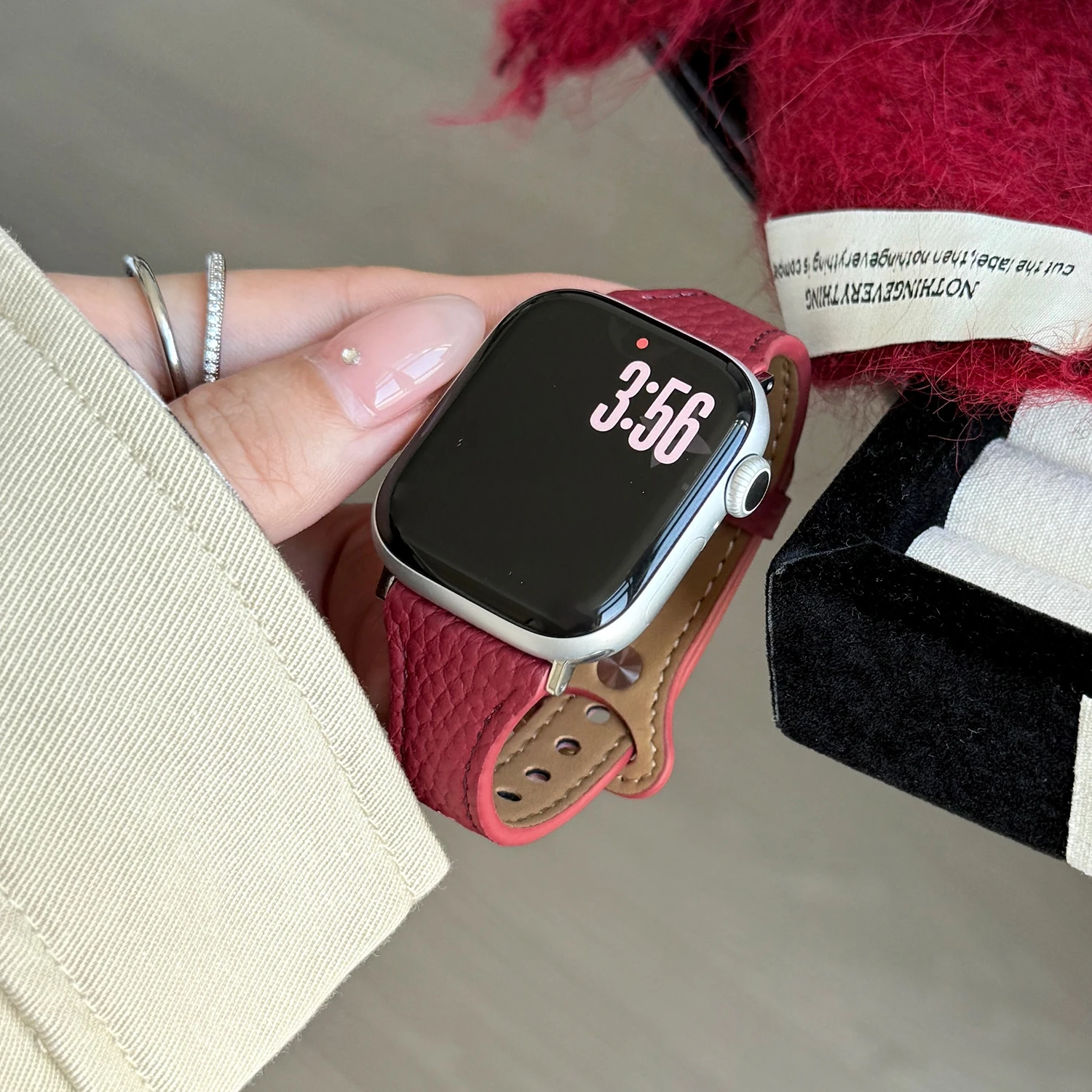 Hochwertiges burgunderrotes Lederarmband für Apple Watch S11 S10 46/42 mm SE3 40/44 mm Ultra 2/3 49 mm Damenarmband für iwatch Full Range S9 – Detail 29