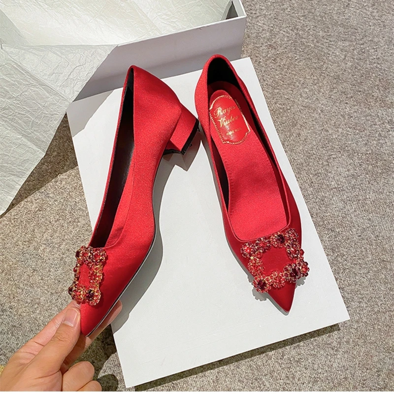 Bridal Wedding Shoes 2023 New Red Satin Pointed Middle Heel Water Diamond Shallow Mouth Single Shoe Women's Thick Heels Pumps3cm