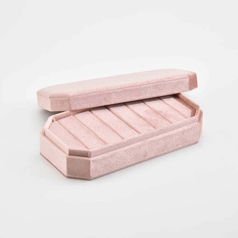 Рисунок 6 - Бархатный держатель для колец с крышкой