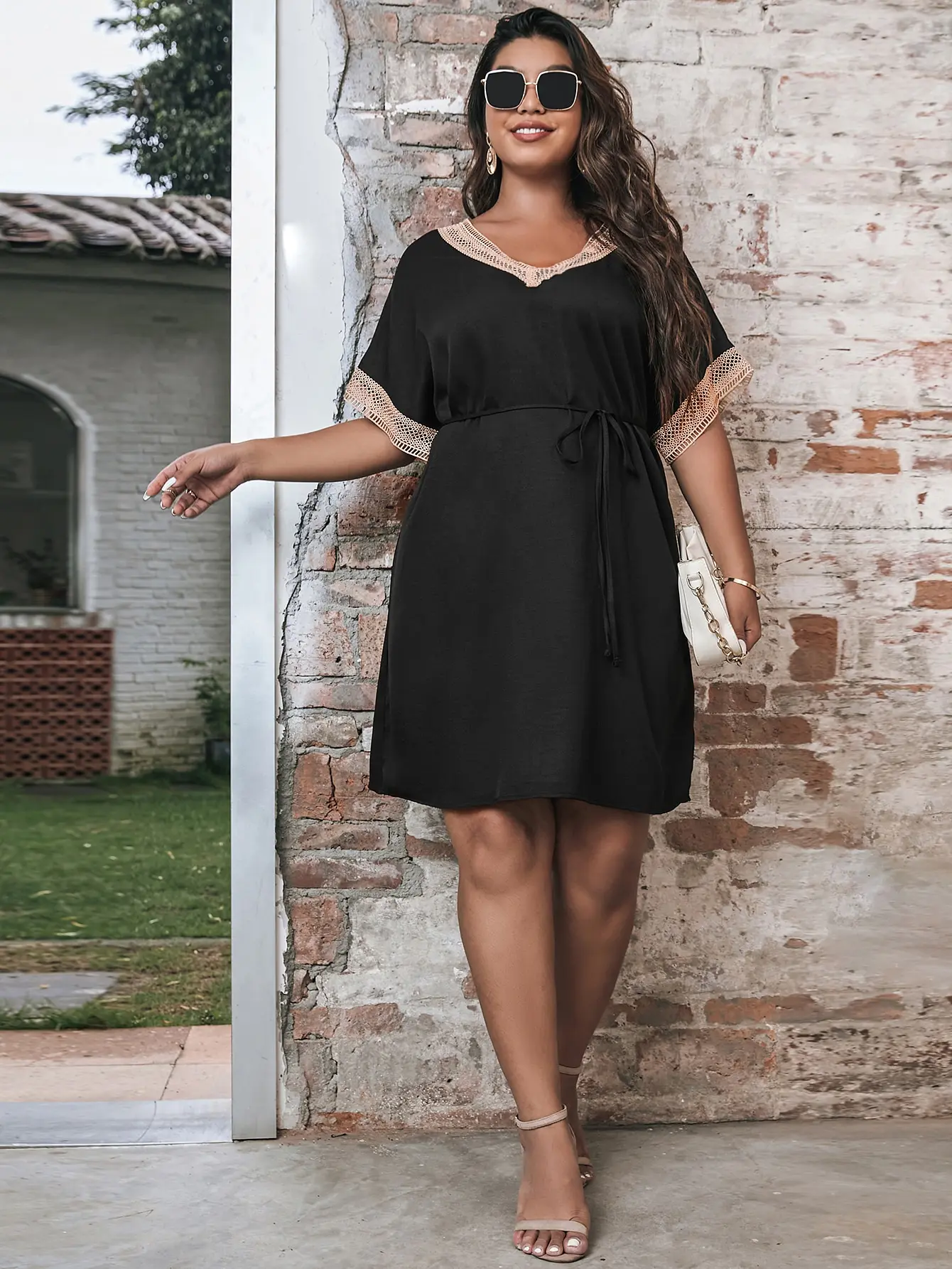 Рисунок 6 - Платье женское черное с V-образным